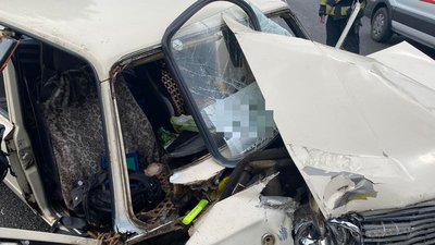 У Дніпрі зіткнулися легковик та тролейбус: одна людина загинула та троє травмовані У Дніпрі зіткнулися легковик та тролейбус: одна людина загинула та троє травмовані