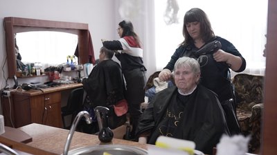 Вінницький салон краси зробив безкоштовні стрижки та укладки для мешканців обласного пансіонату Вінницький салон краси зробив безкоштовні стрижки та укладки для мешканців обласного пансіонату