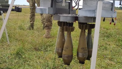 На Сумщині бійці показали, які безпілотники мають на озброєнні На Сумщині бійці показали, які безпілотники мають на озброєнні