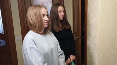 Доньки полеглого захисника України Дарина та Олександра Мельник. Грудень 2023. Тернопіль