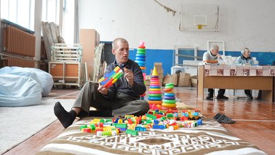 "Треба ж хлопцям нашим допомагати на фронті": підопічні психоневрологічного інтернату на Сумщині в'яжуть сітки для ЗСУ "Треба ж хлопцям нашим допомагати на фронті": підопічні психоневрологічного інтернату на Сумщині в'яжуть сітки для ЗСУ