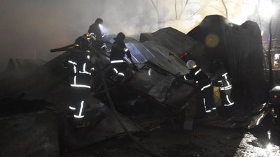В Одесі зайнявся ангар та вантажівка