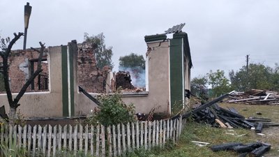 Зруйнована хата Володимира Шрамка у селі Копилля