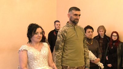 Доля звела через 27 років: у Хмельницькому в День закоханих одружилося 15 пар наречених Доля звела через 27 років: у Хмельницькому в День закоханих одружилося 15 пар наречених