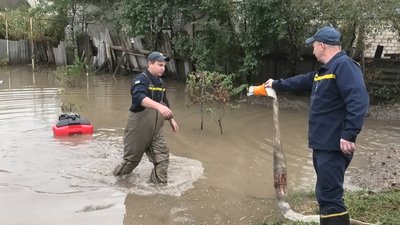 У Херсоні через сильний дощ затопило вулиці У Херсоні через сильний дощ затопило вулиці