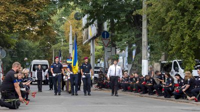 В Одесі попрощались з поліцейським, який загинув на війні В Одесі попрощались з поліцейським, який загинув на війні