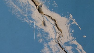 У селищі Нове мешканці будинку бояться виходити на вулицю через тріщину в під'їзді