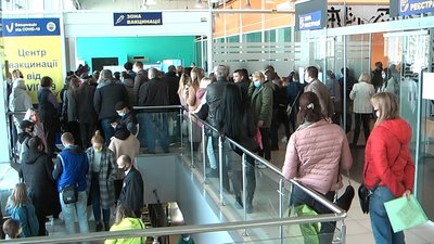 У перший день "червоної" зони біля центрів вакцинації у Запоріжжі черги У перший день "червоної" зони біля центрів вакцинації у Запоріжжі черги