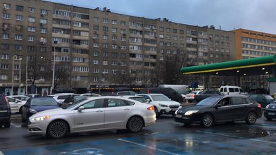 Черги за пальним, продуктами і готівкою. Яка ситуація у Львові Черги за пальним, продуктами і готівкою. Яка ситуація у Львові