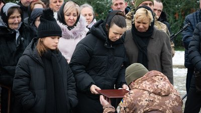 В Ужгороді попрощалися із полеглим захисником Василем Росадою В Ужгороді попрощалися із полеглим захисником Василем Росадою