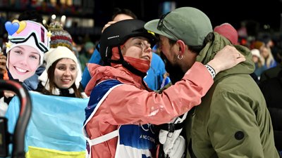 Катерина Коцар з нареченим Богданом після спроби у кваліфікації бігейру на Олімпіаді-2026