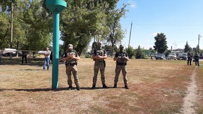 Жителі села на Харківщині вийшли на протест через сутички із ромською спільнотою Жителі села на Харківщині вийшли на протест через сутички із ромською спільнотою