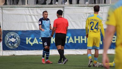 У Казахстані арбітр забув вилучити з поля футболіста після другої жовтої картки: відео