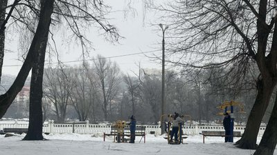 Хмельничани займаються на спортивному майданчику, березень-2026 року