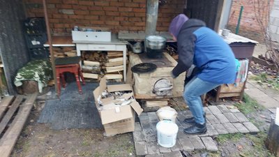 Колишня далекобійниця з Хмельницького виготовляє окопні свічки для воїнів Колишня далекобійниця з Хмельницького виготовляє окопні свічки для воїнів