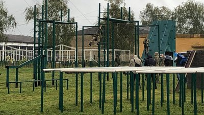 Умовні перешкоди, рухомі колоди: військові гірсько-штурмової бригади в Ужгороді провели змагання