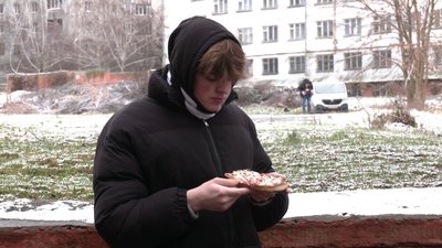 У Рівному волонтери з Великої Британії пригощають піцою переселенців та людей у скруті У Рівному волонтери з Великої Британії пригощають піцою переселенців та людей у скруті