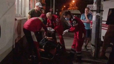 У центрі Кропивницького чоловіка з ножовим пораненням забрала "швидка"