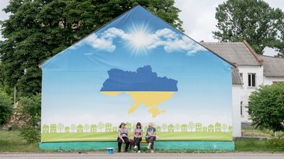 Жінки відпочивають на території Макарівського ліцею, який теж постраждав від обстрілів Жінки відпочивають на території Макарівського ліцею, який теж постраждав від обстрілів