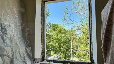 У Дніпрі у будинку, який був пошкоджений через атаку РФ, почали встановлювати вікна: коли закінчать роботи У Дніпрі у будинку, який був пошкоджений через атаку РФ, почали встановлювати вікна: коли закінчать роботи