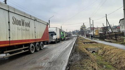 У Рогатині люди перекрили дорогу: вимагають ремонту У Рогатині люди перекрили дорогу: вимагають ремонту