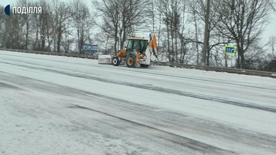 Служба автодоріг Хмельниччини обслуговує 200 кілометрів автотрас державного значення. Фото: Суспільне Поділля Служба автодоріг Хмельниччини обслуговує 200 кілометрів автотрас державного значення. Фото: Суспільне Поділля