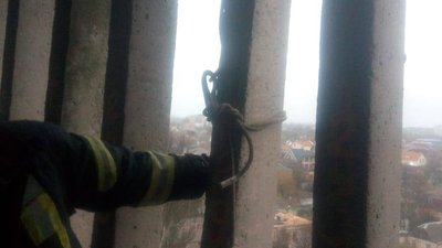 Аварійна балка на багатоповерхівці у Херсоні загрожувала перехожим: на допомогу прийшли рятувальники Аварійна балка на багатоповерхівці у Херсоні загрожувала перехожим: на допомогу прийшли рятувальники