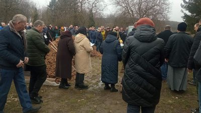 Прощання з Іваном та Людмилою Остапенками, які загинули 14 березня внаслідок російського обстрілу Прощання з Іваном та Людмилою Остапенками, які загинули 14 березня внаслідок російського обстрілу