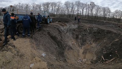 Латають дахи або ж готують будинки до знесення Латають дахи або ж готують будинки до знесення