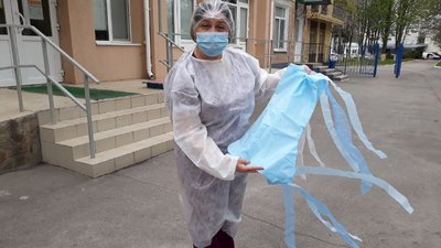 Кіровоградщина: в обласній лікарні шиють бахіли та шапки для медпрацівників