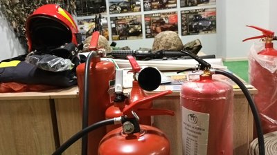 Макети різних вогнегасників та спорядження для рятувальників Макети різних вогнегасників та спорядження для рятувальників