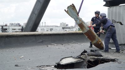 Авіабомбу вагою у 500 кілограмів знімають харківські сапери з даху багатоповерхівки на вул. Наталії Ужвій, 62. Вона пролежала тут понад три місяці. 23 червня 2022 року Авіабомбу вагою у 500 кілограмів знімають харківські сапери з даху багатоповерхівки на вул. Наталії Ужвій, 62. Вона пролежала тут понад три місяці. 23 червня 2022 року