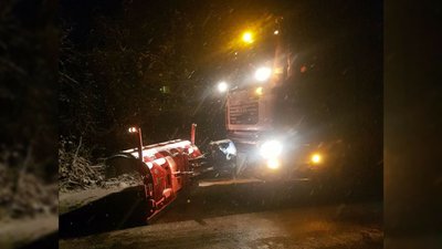 Сніг на перевалах Закарпаття: для розчищення доріг вночі обмежували рух на Міжгірщині