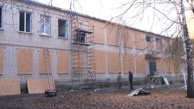 У Воздвижівській школі педагогічний колектив власними силами ліквідовує наслідки ракетного удару