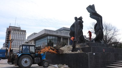 В Івано-Франківську довкола пам'ятників Франку й Міцкевичу забрали мішки з піском В Івано-Франківську довкола пам'ятників Франку й Міцкевичу забрали мішки з піском