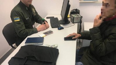 Росіянка намагалася через хабар потрапити до окупованого Криму Росіянка намагалася через хабар потрапити до окупованого Криму