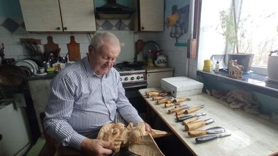Житель Тернопільщини 70 років займається різьбярством