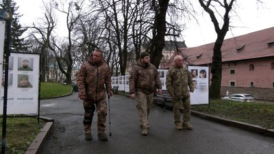 Працівники РТЦК біля стендів із фото загиблих захисників Працівники РТЦК біля стендів із фото загиблих захисників
