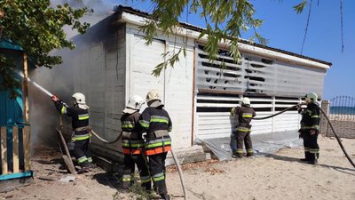 У Затоці на Одещині загорілася база відпочинку. ВІДЕО У Затоці на Одещині загорілася база відпочинку. ВІДЕО