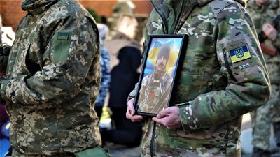 У Мукачеві попрощалися із полеглим на війні захисником Павлом Чорі