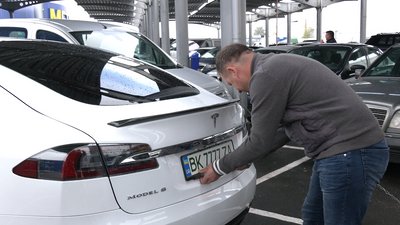 На Рівненщині почали видавати "зелені" номерні знаки для електроавто