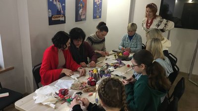 Лялька-оберіг для закоханих: у Сумах робили відбувся майстер-клас з виготовлення "нерозлучників" Лялька-оберіг для закоханих: у Сумах робили відбувся майстер-клас з виготовлення "нерозлучників"