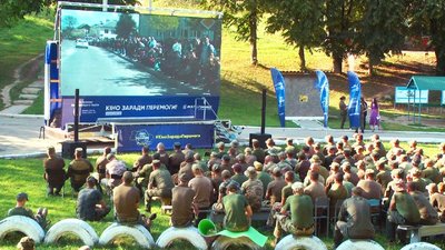 "Вітер зі сходу": на Вінниччині для нацгвардійців влаштували показ фільму просто неба