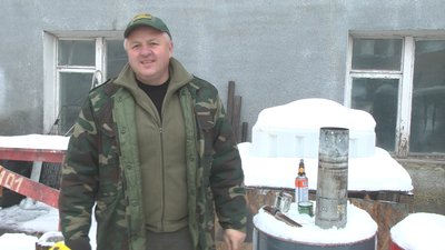 Волонтер Геннадій Годний розповів про переваги міні-буржуйки, грудень 2023. Фото: Суспільне Хмельницький