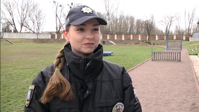 У Житомирі кінологи здавали випускні іспити: шукали злочинців та демонстрували дресуру собак У Житомирі кінологи здавали випускні іспити: шукали злочинців та демонстрували дресуру собак