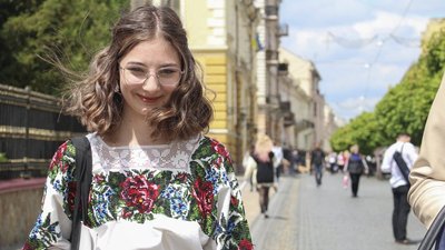 Дівчина у вишиванці