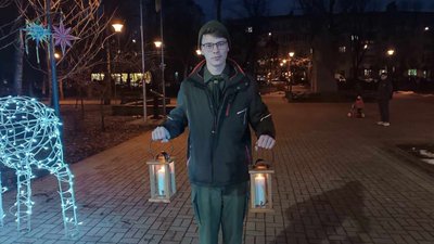 У Хмельницькому пластуни поділилися Вифлеємським вогнем з усіма охочими У Хмельницькому пластуни поділилися Вифлеємським вогнем з усіма охочими