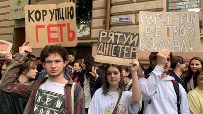 "Дністер вийшов з берегів". У Франківську люди вимагають розісклити колонаду готелю "Дністер вийшов з берегів". У Франківську люди вимагають розісклити колонаду готелю