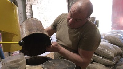 Ветеран війни Роман Янко за виготовленням палетів