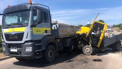 На Львівщині зіткнулися дві вантажівки: загинув пасажир